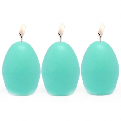 Velas azules con forma de huevo hechas con el molde para velas 3 huevos.