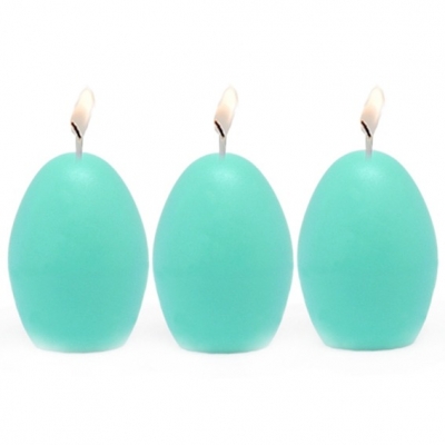 Velas azules con forma de huevo hechas con el molde para velas 3 huevos.