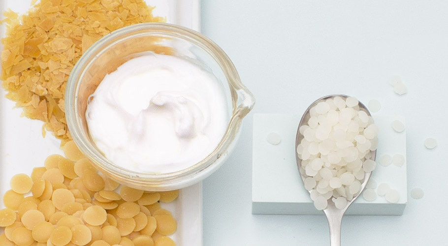 Natural cosmetic waxes to make beauty treatments.