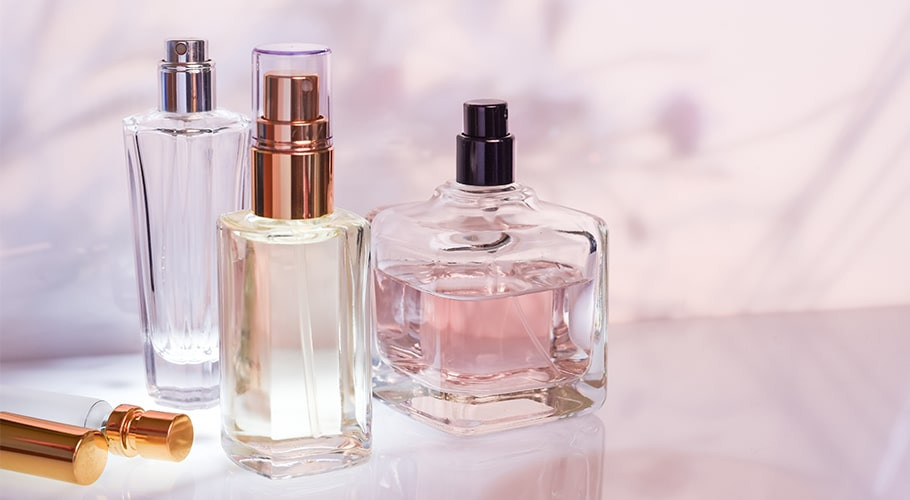 Essences to make perfumes equivalent of woman